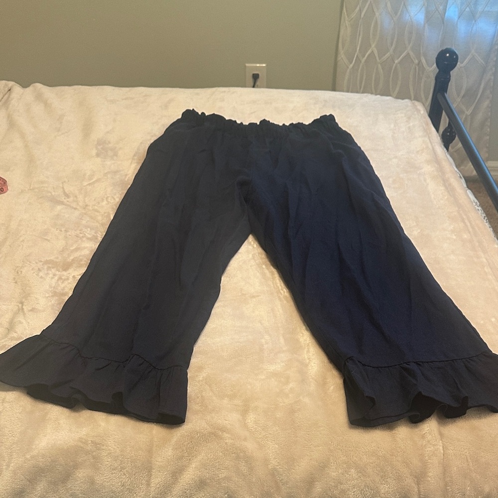 crown & ivy navy ruffle-hem cropped pants